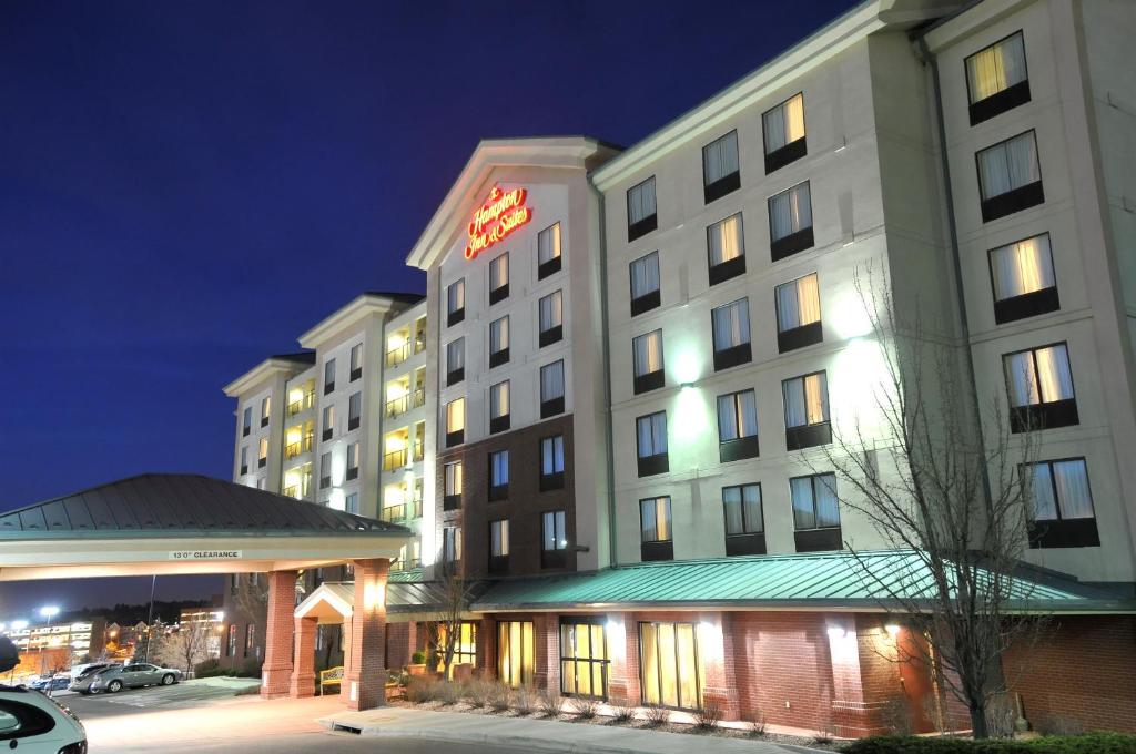 Hampton Inn & Suites Denver-Cherry Creek - image 2