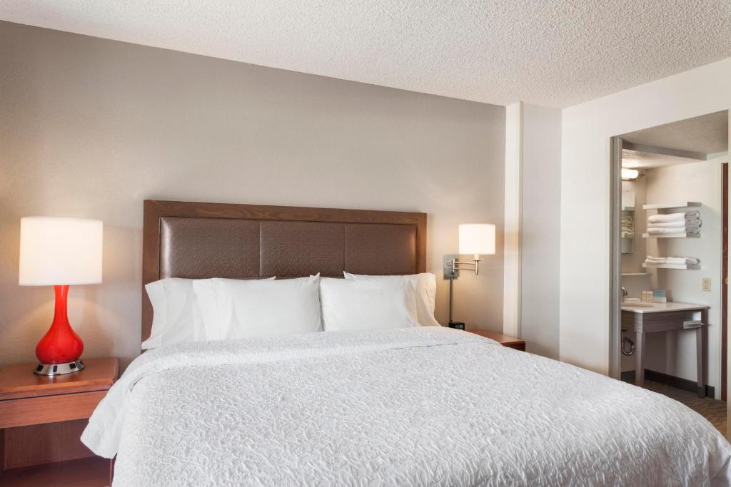 Hampton Inn & Suites Denver-Cherry Creek - image 3