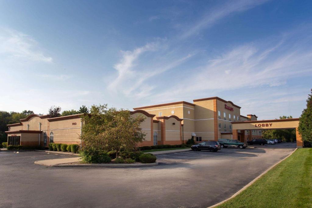 Ramada by Wyndham Glendale Heights/Lombard - main image