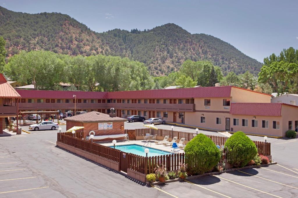 Glenwood Springs Cedar Lodge - main image