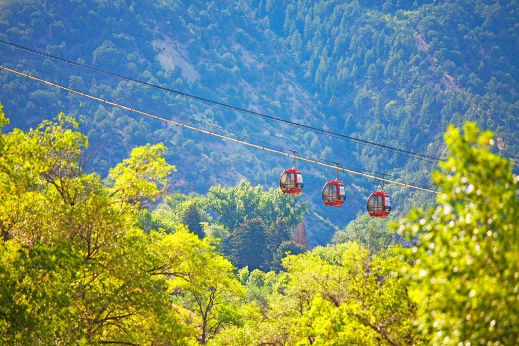 Glenwood Springs Inn - image 3