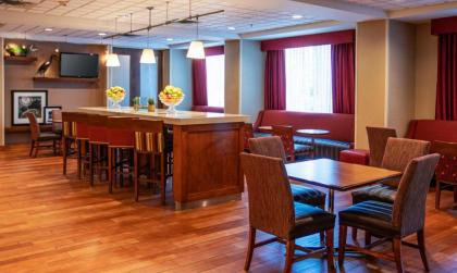 Hampton Inn Gloucester - image 9