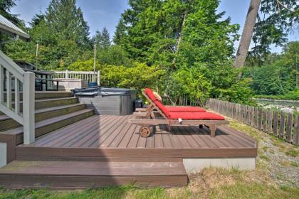 Riverfront Gold Bar Cabin with Deck and Mountain Views - image 13