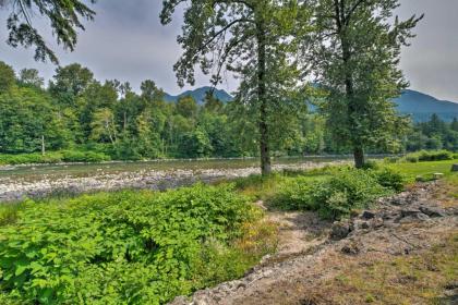 Riverfront Gold Bar Cabin with Deck and Mountain Views - image 14