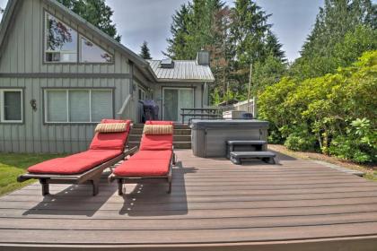 Riverfront Gold Bar Cabin with Deck and Mountain Views - image 6