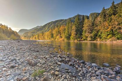 Custom Riverfront Log Home near Stevens Pass! - image 2