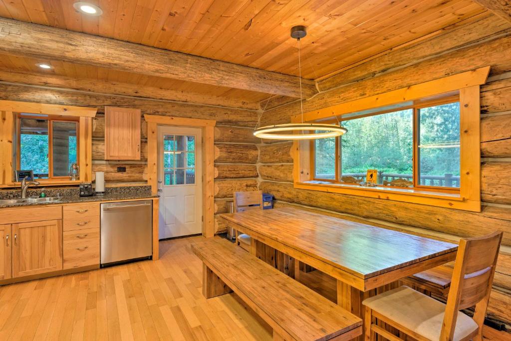 Custom Riverfront Log Home near Stevens Pass! - image 4