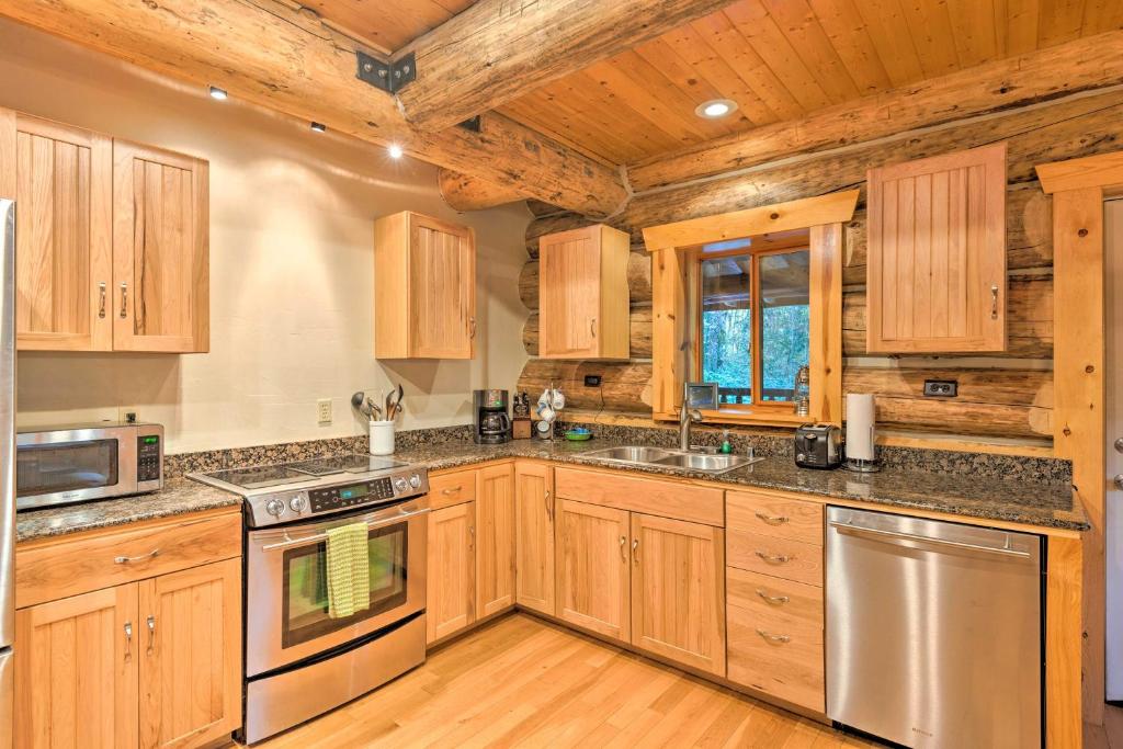 Custom Riverfront Log Home near Stevens Pass! - image 5