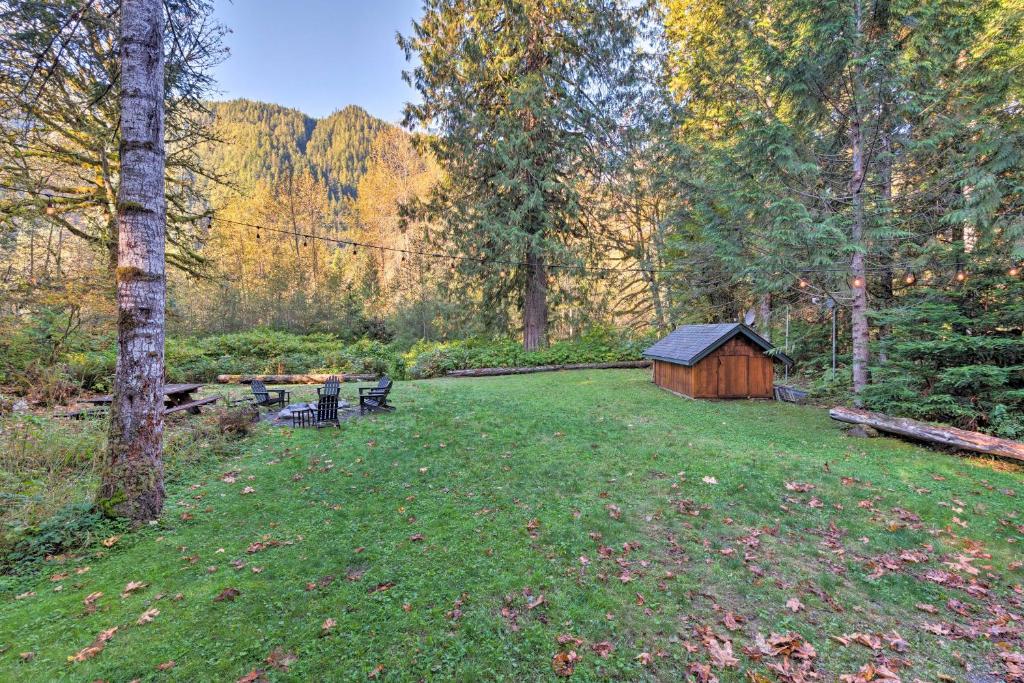 Custom Riverfront Log Home near Stevens Pass! - image 7