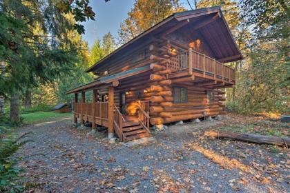 Custom Riverfront Log Home near Stevens Pass! - image 9