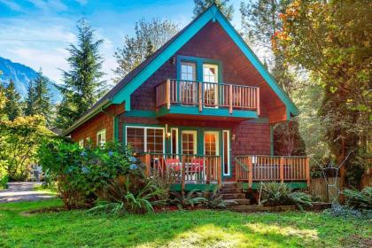 New Riverfront Cabin near Hiking and Stevens Pass