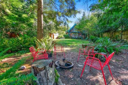 New! Riverfront Cabin near Hiking and Stevens Pass - image 10