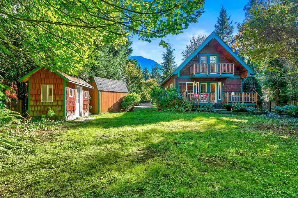 New! Riverfront Cabin near Hiking and Stevens Pass - image 3