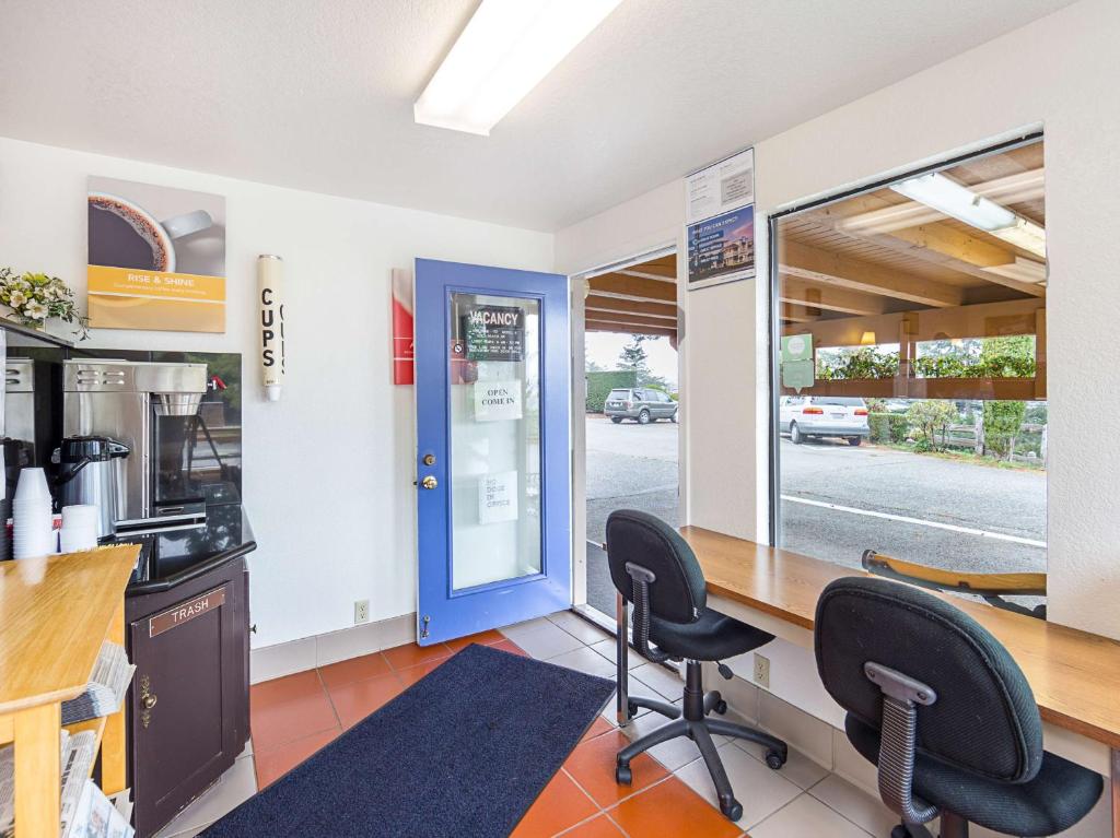 Motel 6 Gold Beach - image 2