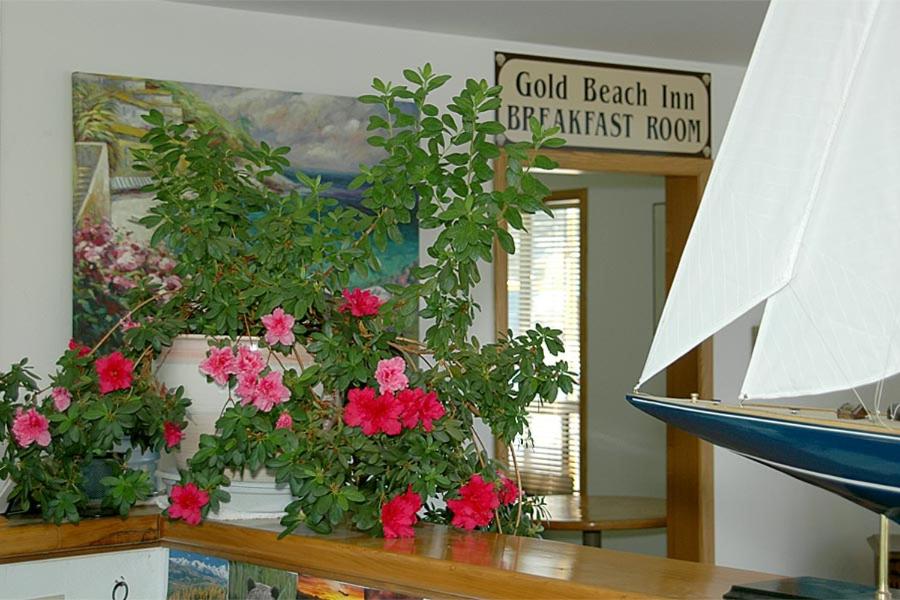 Gold Beach Inn - image 3