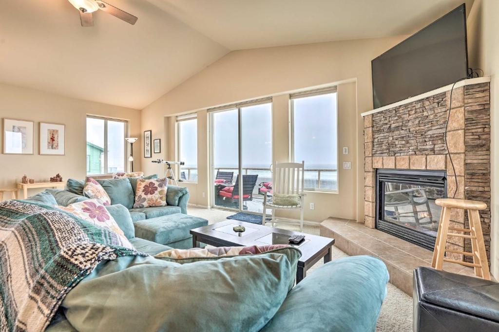 Pet-Free Oceanfront Home with Hot Tub and Beach Access - image 3