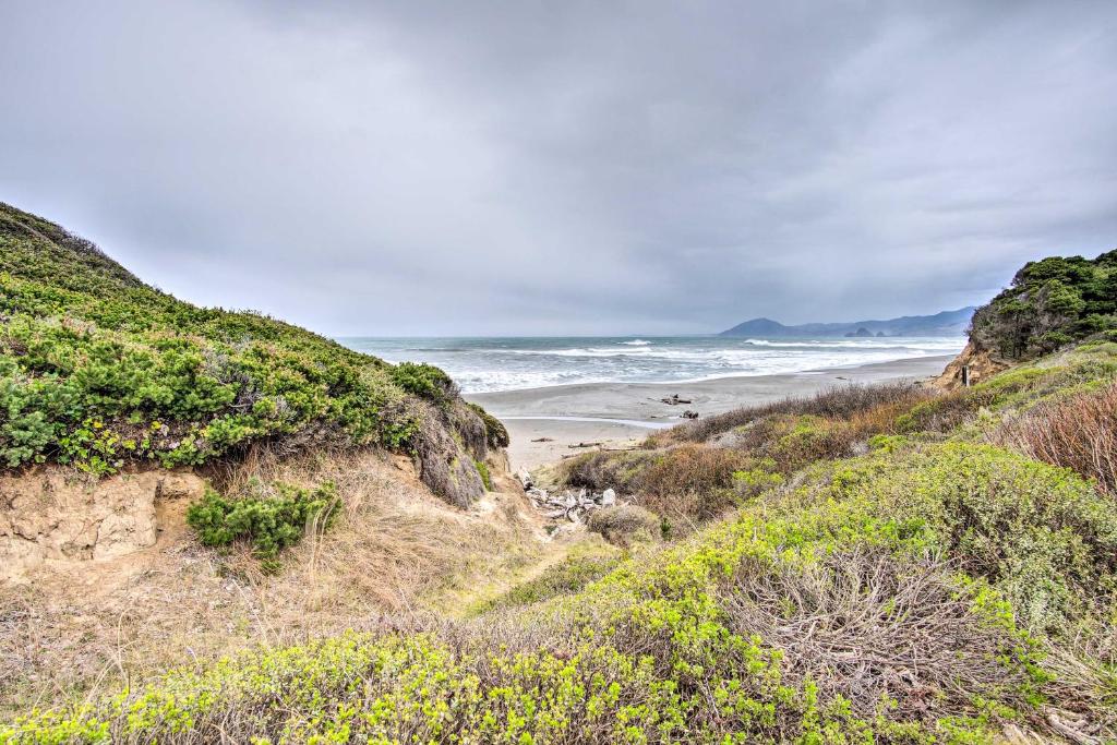 Gold Beach Hillside Abode 2 Miles to Coast! - image 3