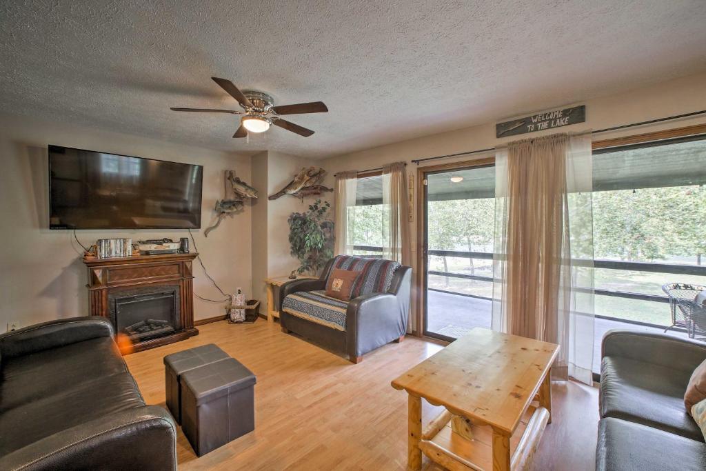 Lakefront Table Rock Home - 2 Porches and Kayaks - image 3