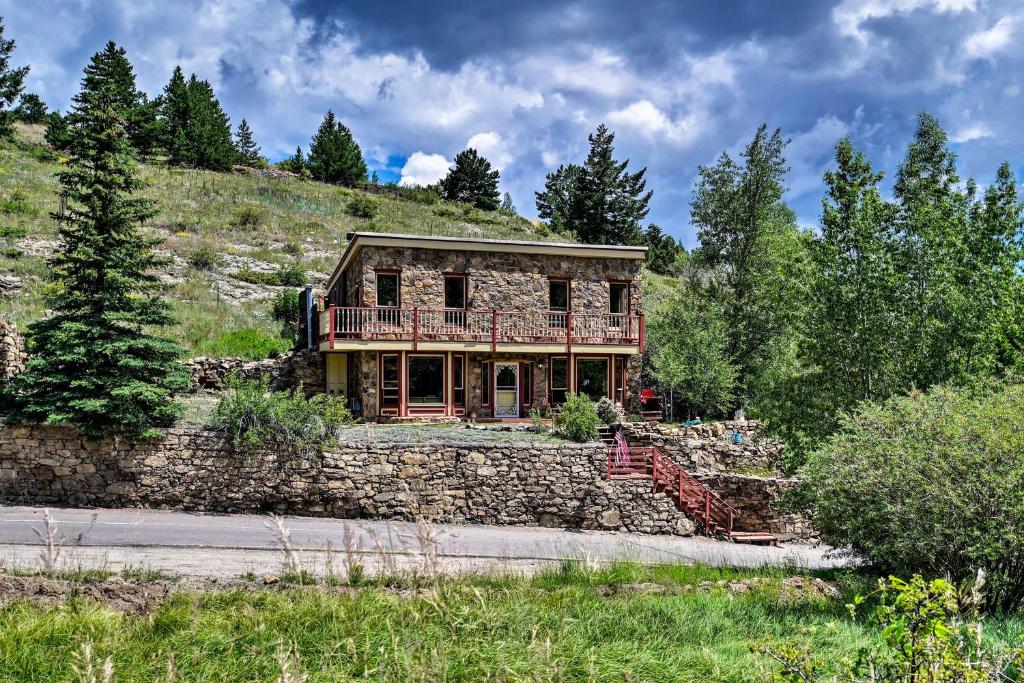 Cozy Home with Deck and Mountain Views Walk to Casinos - main image