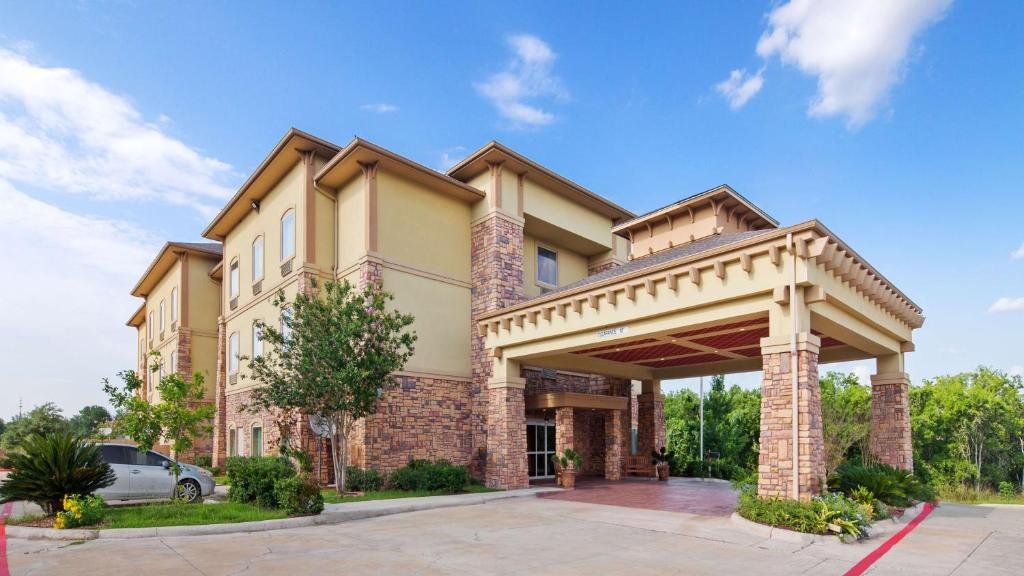 Best Western Plus Goliad Inn & Suites - image 2