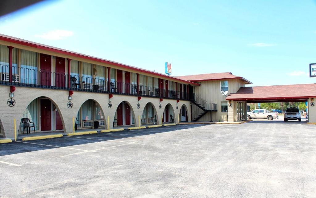 Executive Inn Goliad - main image