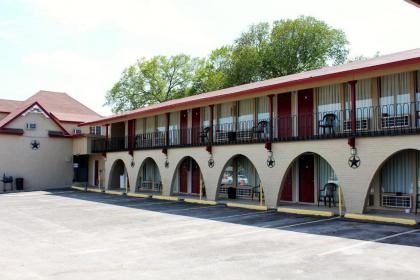 Executive Inn Goliad - image 5