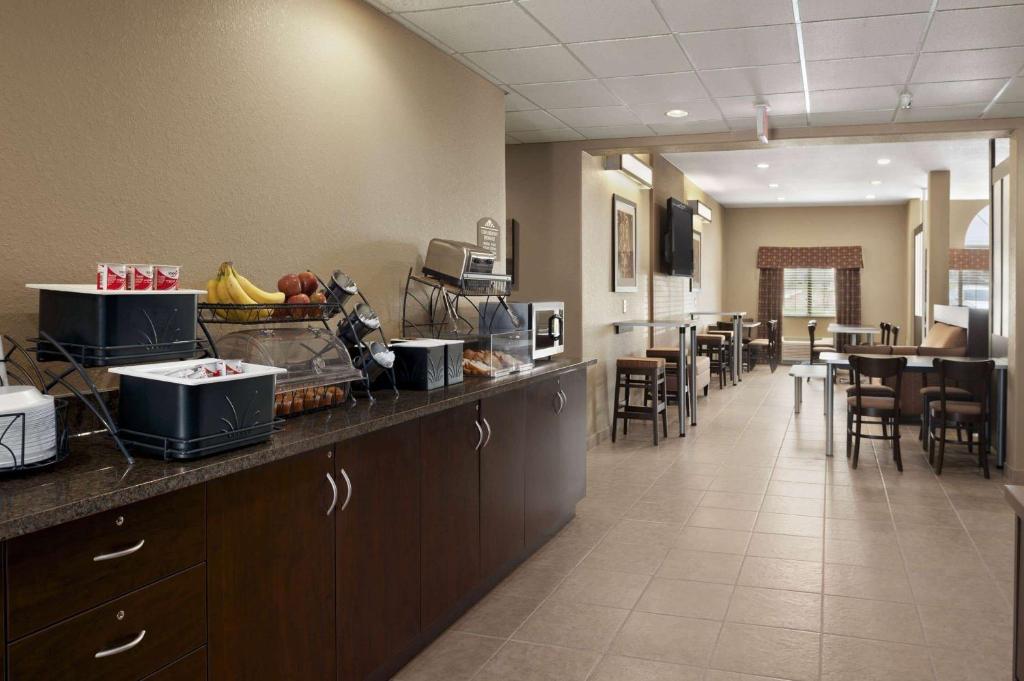 Microtel Inn & Suites Gonzales - image 2