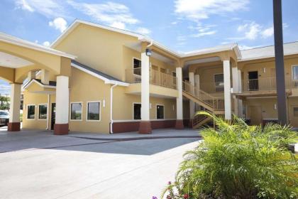 Days Inn & Suites by Wyndham Gonzales - image 1