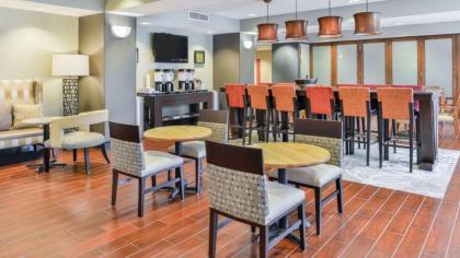 Hampton Inn Gonzales - image 9