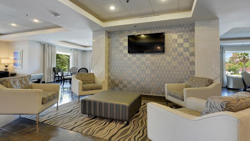 Holiday Inn Express & Suites Gonzales an IHG Hotel - image 7