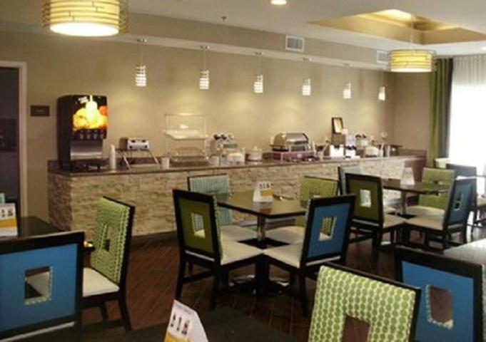 Comfort Suites near Tanger Outlet Mall - image 6