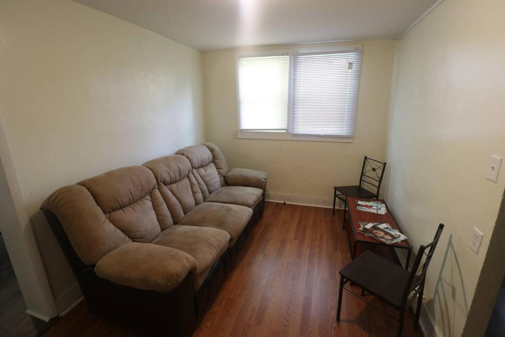 Quaint 3 Bedroom 1.5 Bath House to Yourself!!! - image 3