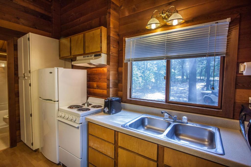 Lake Texoma Camping Resort Cabin 1 - image 5