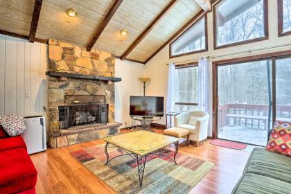 Poconos Cabin with Pool Access 25 Min to Skiing!