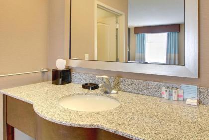 Hampton Inn & Suites Grafton - image 15