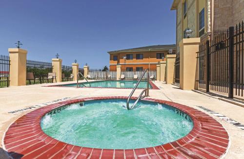 La Quinta by Wyndham Granbury - image 2