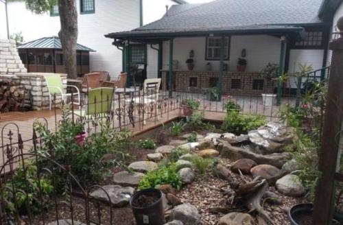 Granbury Gardens Bed and Breakfast - image 4