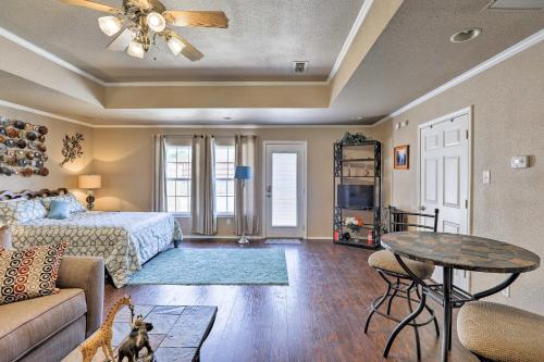 Granbury Studio- 10 Mins From Town and the Lake! - image 5