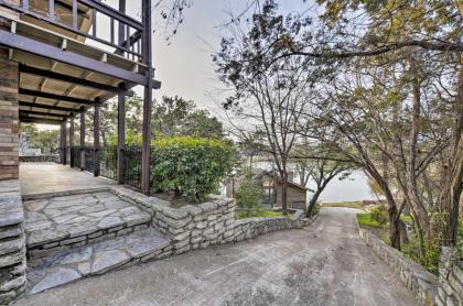 Bright n Breezy Waterfront Lake Granbury Getaway! - image 14