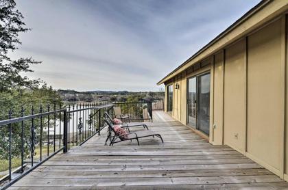 Bright n Breezy Waterfront Lake Granbury Getaway! - image 8