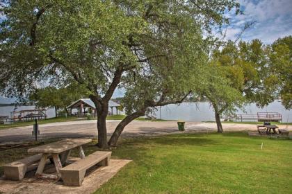 Lovely Lakeside Cottage with Park and Dock Access! - image 10