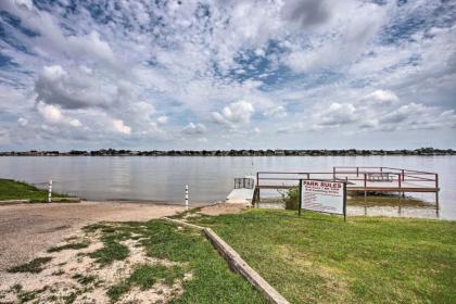 Lovely Lakeside Cottage with Park and Dock Access! - image 15