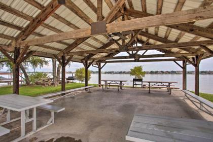 Lovely Lakeside Cottage with Park and Dock Access! - image 7