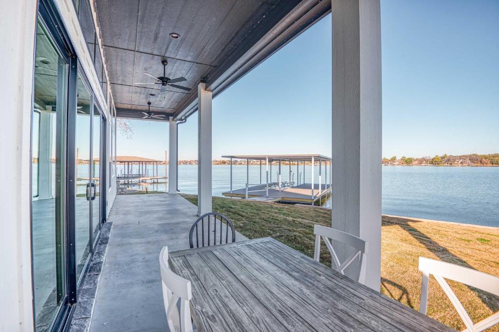 Lakeside Granbury Retreat with Patio and Fire Pit - image 2