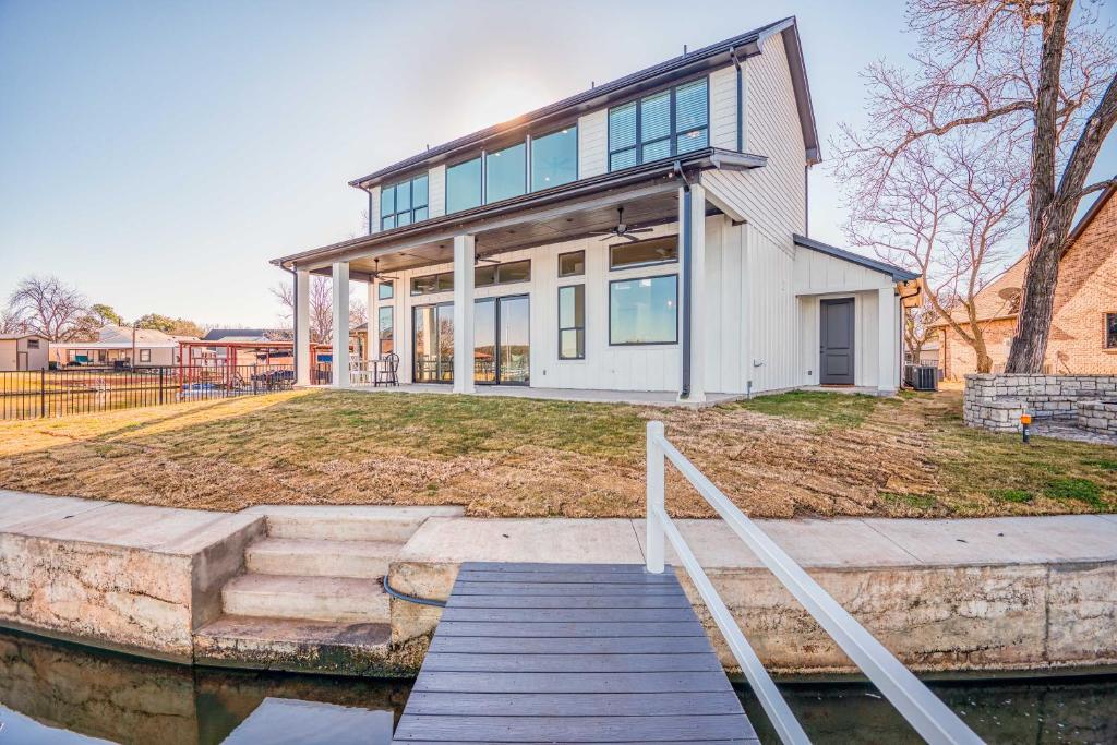 Lakeside Granbury Retreat with Patio and Fire Pit - image 3