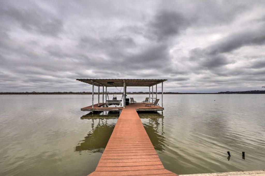 Lake Granbury Fishing Escape with Dock and Kayaks - image 2