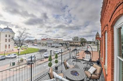 Chic Oz Condo with Balcony on Granbury Square! - image 3