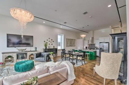 Chic Oz Condo with Balcony on Granbury Square! - image 4