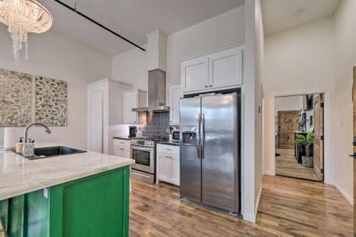 Chic Oz Condo with Balcony on Granbury Square! - image 5