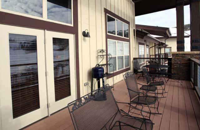 Ski-In and Ski-Out Granby Penthouse with Loft and Deck! - image 5